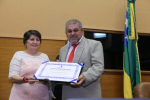 Raimundo Venâncio recebe a homenagem das mãos da deputada Maria Mendonça