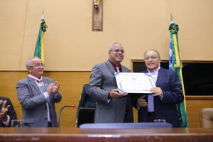 Deputado Padre Inaldo entrega a homenagem a Dom Mário Rino