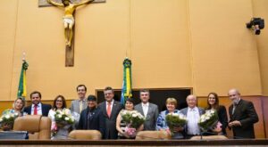 Deputados entregam buquês de flores