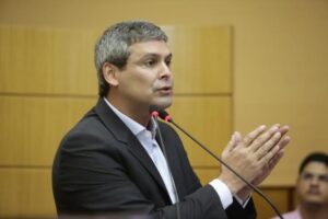 Lindbergh Farias: "É um plano de austeridade todo em cima do trabalhador"