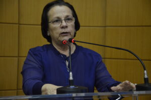 Deputada protesta descumprimento  do governo do Estado no Plano de Carreira dos professores.