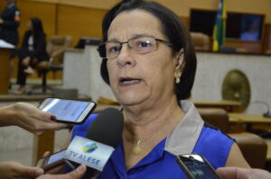 Deputada Ana Lúcia ressalta pouco empenho da Secretaria de Educação