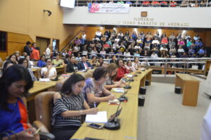 Presenças de diversos autores da sociedade civil, autoridades públicas, entre outros.