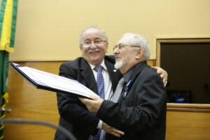 Francês agradece a homenagem ao deputado Luciano Bispo