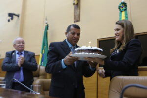 Homenagem dupla com direito a bolo e parabéns