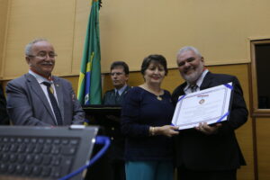 Professor Milton também recebe diploma