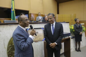 Pastor Emanuel Menezes recebe a placa