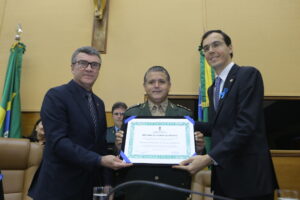 Comandante  Marco Aurélio Küster de Paula recebe Diploma