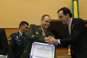 Momento da entrega da homenagem