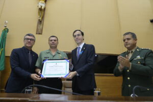 Entrega do Diploma ao tenente Jailson dos Santos Fonseca.