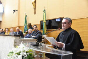 Padre Lázaro lê mensagem do Vaticano