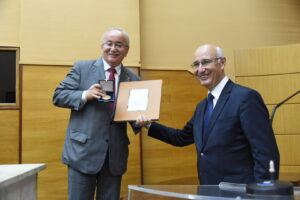 Ministro entrega uma lembrança do TST a Luciano Bispo