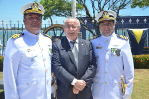Presidente da Alese entre o ex e o atual Capitão dos Portos de Sergipe/Foto: Jadilson Simões