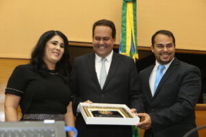 Ricardo Maurício recebeu uma placa em nome dos alunos e ex-alunos
