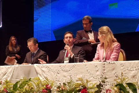 Os painelistas na mesa de apresentação