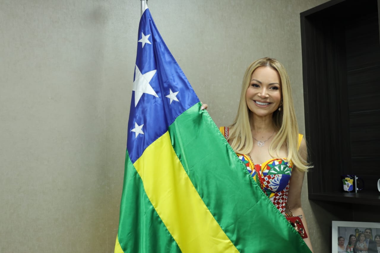 Vocalista da banda A Dama se emociona com estreia no Carnaval de