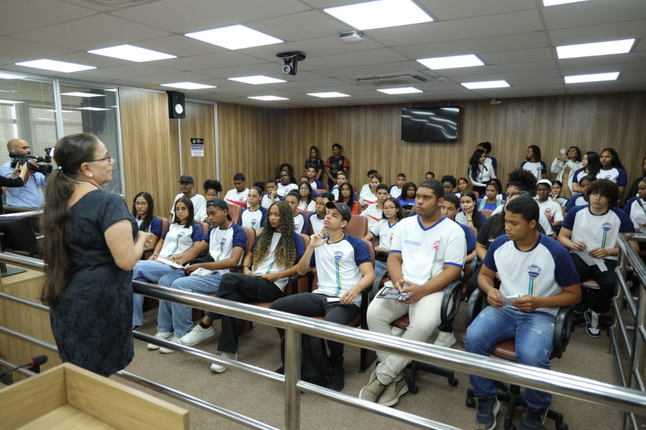 Estudantes de Indiaroba participam do Projeto ´Visita à Casa do Povo´