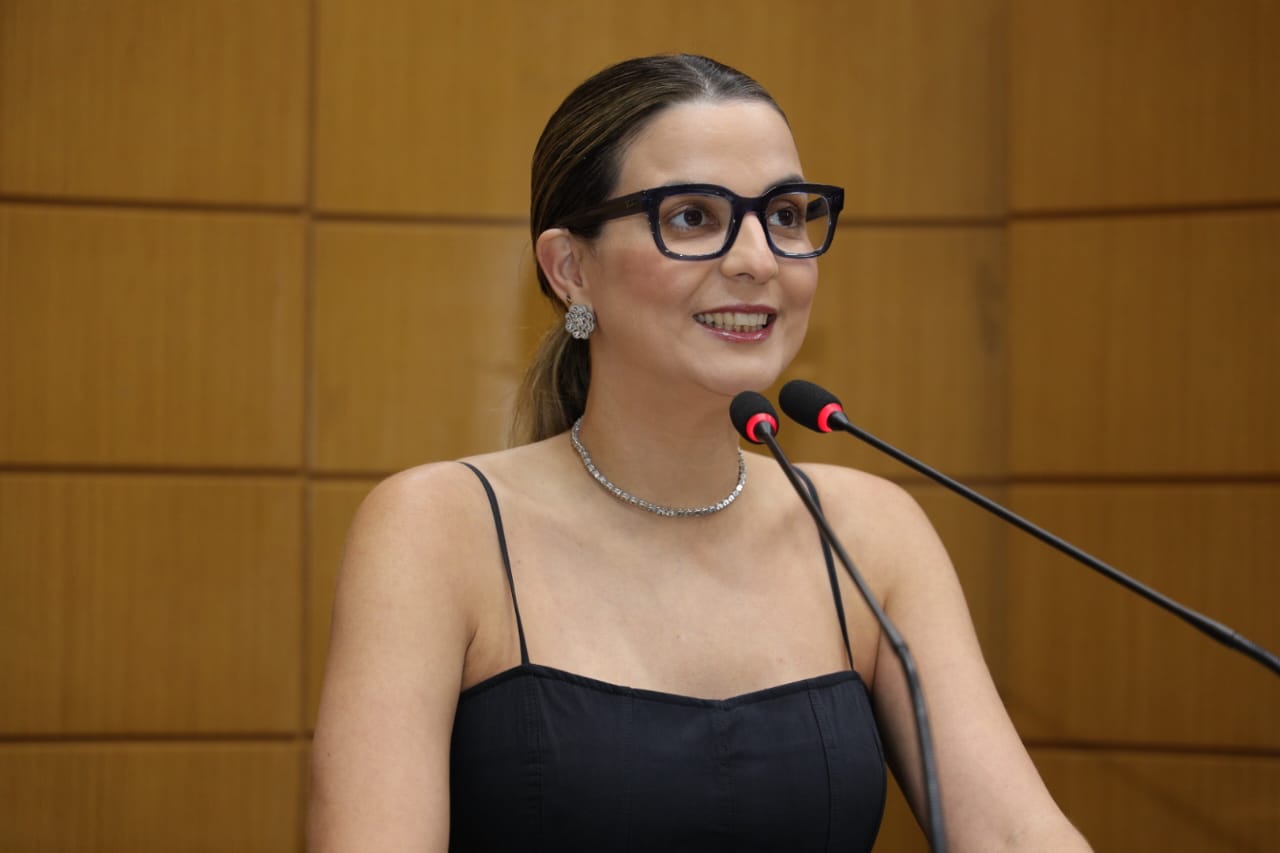 Dra. Lidiane Lucena se emociona com homenagem de estudantes em gincana cultural em Aquidabã