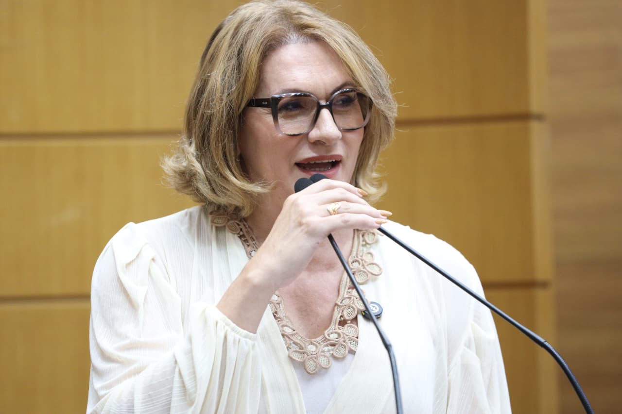 Linda Brasil cobra valorização de servidores e denuncia atraso a artistas em Aracaju