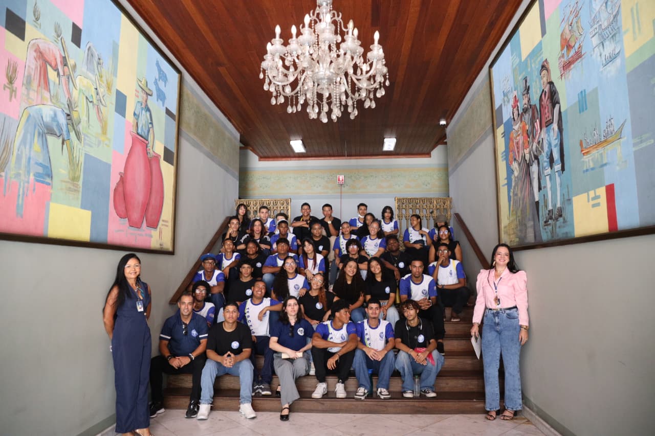 Projeto Visita à Casa do Povo recebe alunos do Centro de Excelência Gilberto Freire