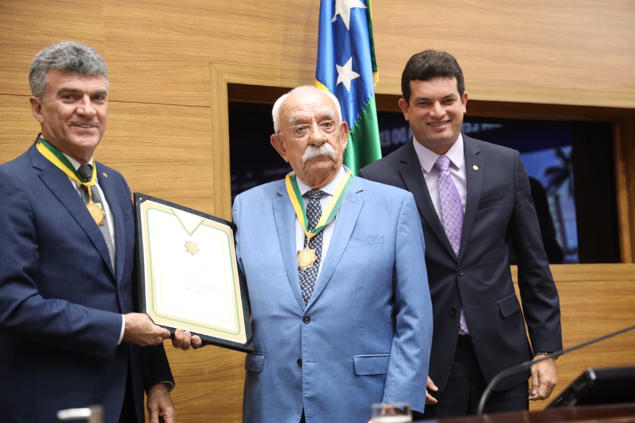 Ex-secretário de Segurança Pública recebe Medalha da Ordem do Mérito Parlamentar