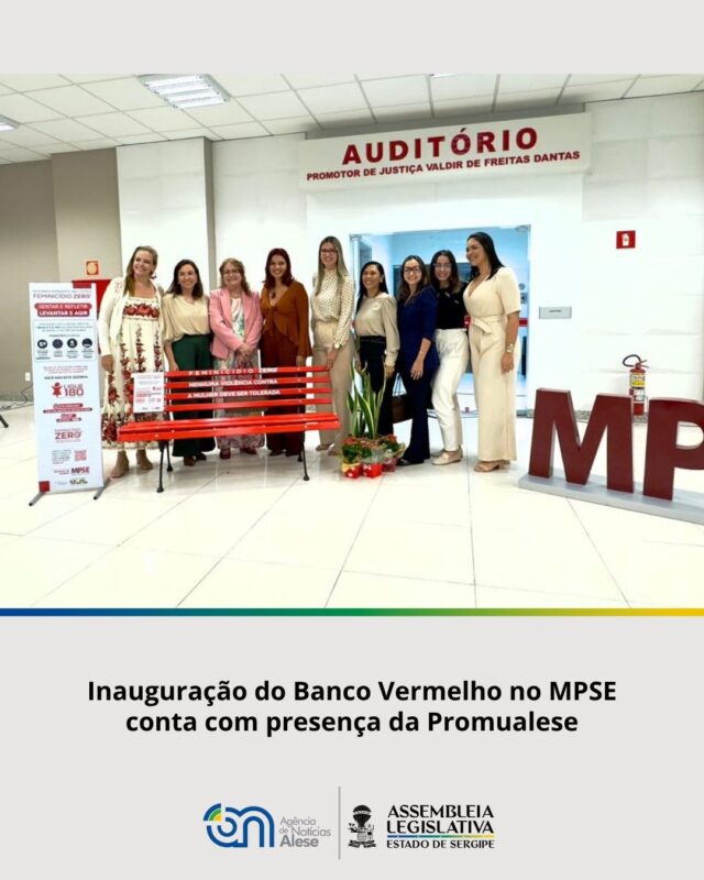 FIQUE POR DENTRO! ⬇️

A Procuradoria Especial da Mulher da Assembleia Legislativa de Sergipe (Promualese) participou da solenidade de inauguração do Banco Vermelho na sede do Ministério Público de Sergipe (MPSE), uma ação simbólica de enfrentamento ao feminicídio, promovida pelo MPSE , por meio do Centro de Apoio Operacional dos Direitos da Mulher (CAOp Mulher).

A cerimônia foi realizada no Auditório Promotor de Justiça Valdir de Freitas Dantas, na sede do MPSE, e integra a campanha Feminicídio Zero, instituída pela Lei nº 14.942/2024. A iniciativa busca dar visibilidade à luta contra a violência de gênero, promovendo conscientização e mobilização da sociedade.

Para essa e outras notícias acesse o link na bio ou o site www.al.se.leg.br .

Fotos: Divulgação 

Siga a Assembleia Legislativa nas redes sociais
Facebook: @assembleiase
Instagram: @assembleiasergipe
Twitter/X: @assembleiasergipe 

#SessãoEspecial #Elese #DeputadosEstaduais #ProjetodeLei #Parlamentar #Legislativo #AgenciaAlese #Alese #AssembleiaLegislativa #PoderLegislativo #Aracaju #sergipe

#ParaTodosVerem: a imagem trata-se de mulheres em pé.